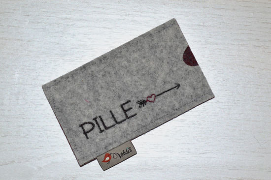 Bild von Tabletten-Etui Pille mini grau/weinrot