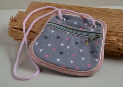 Bild von Brustbeutel Herzchen grau/bunt