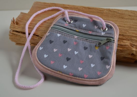Bild von Brustbeutel Herzchen grau/bunt