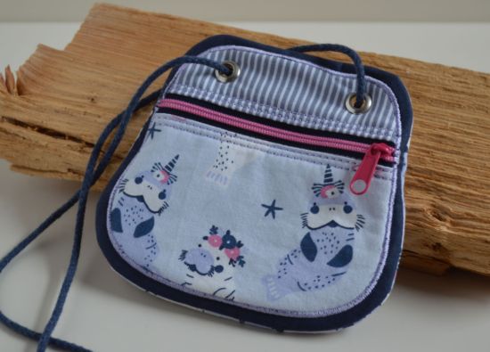 Bild von Brustbeutel kleine Robbe blau/flieder