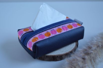Bild von Taschentuchtascherl Kunstleder Äpfel blau/pink