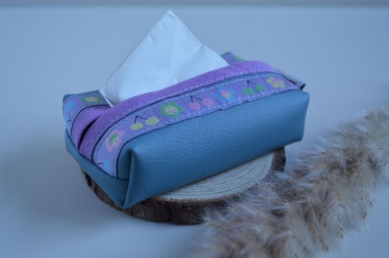 Bild von Taschentuchtascherl Kunstleder Blümchen hellblau/flieder