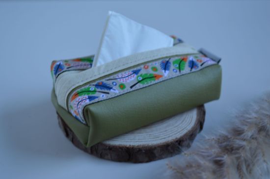 Bild von Taschentuchtascherl Kunstleder Federn grün