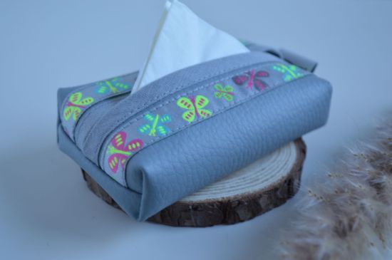 Bild von Taschentuchtascherl Kunstleder Schmetterling hellgrau