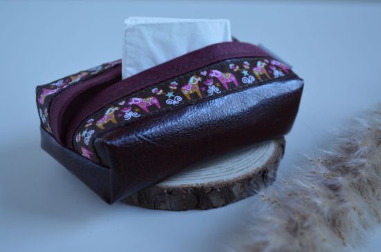 Bild von Taschentuchtascherl Kunstleder Pferdchen weinrot