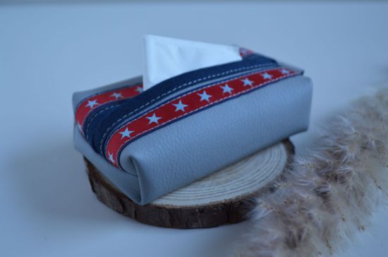 Bild von Taschentuchtascherl Kunstleder Sterne grau