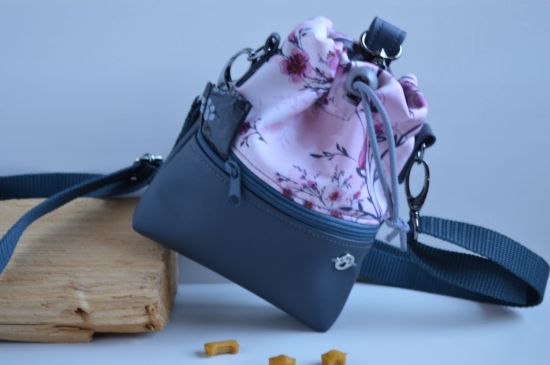 Bild von Futterbeutel mit Reißverschlussfach Kirschblüten anthrazit/flieder