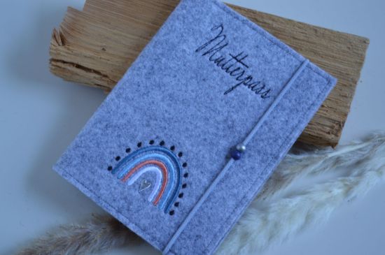 Bild von Mutterpass Regenbogen grau