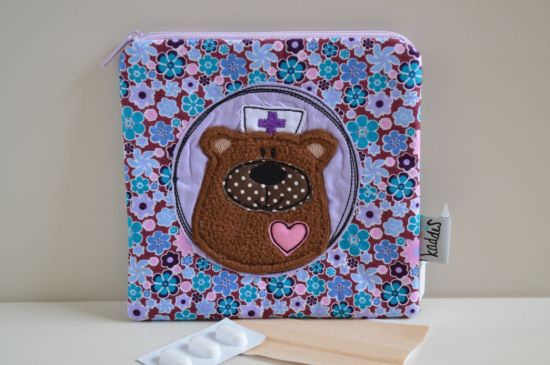 Bild von Medizintäschchen BärBel Blumen lila/braun