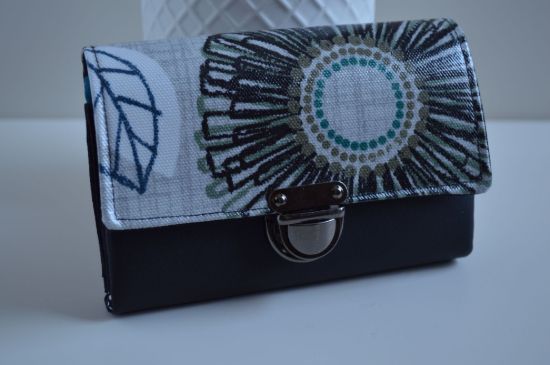 Bild von Geldbeutel mittel grafische Blumen grau/schwarz/petrol