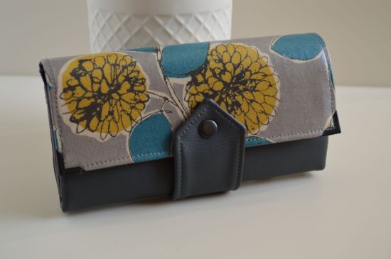 Bild von Geldbeutel groß Dahlien grau/senfgelb