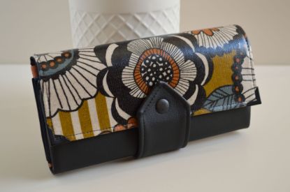 Bild von Geldbeutel groß Retroblumen schwarz/curry